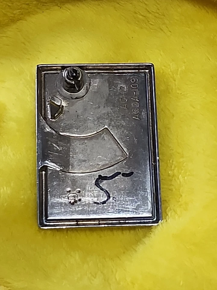 通用原始设备制造商 1991 年 1992 年 Oldsmobile 98 后备箱锁 Flipper 外盖徽章 ACDA-109 OE — 第 2/4 张图片