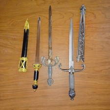 Various Makers: Collection - 3 DAGGERS, TWO WITH SHEATHS