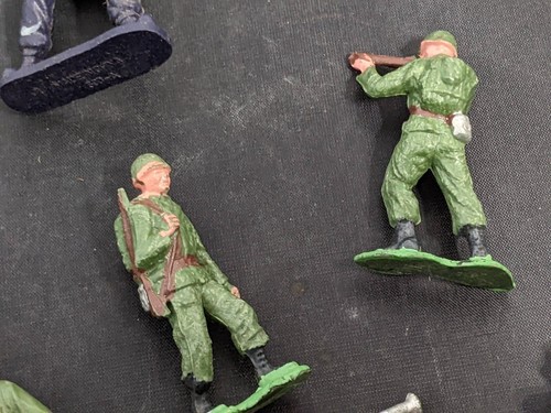 Vintage Play Set Small Green Hand Painted Soldiers - Picture 5 of 14