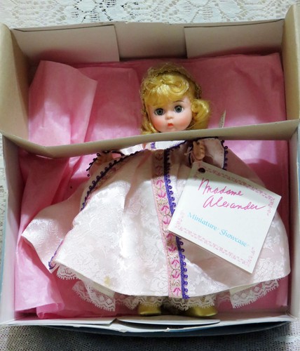 NMIB 8" MADAME ALEXANDER 1989-91 MAID MARION MINIATURE SHOWCASE SERIES #492 - Imagen 6 de 6