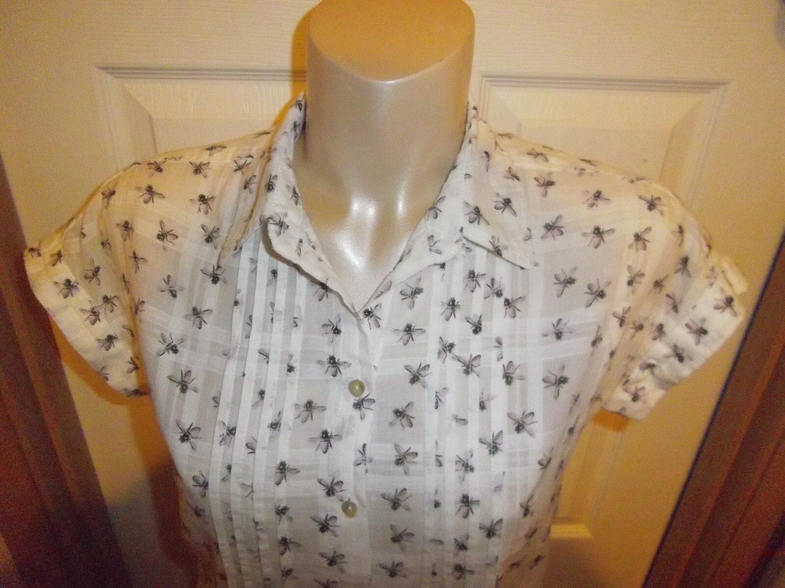 Jane and Delancey Bee design Button Up Cotton top sz S