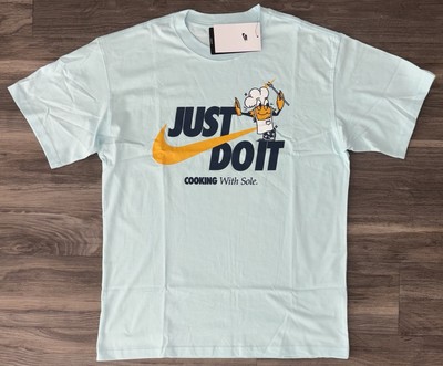 Nike Sportswear Lobster T-Shirt COOKING WITH SOLE Light Blue Sz Small FV3749-474