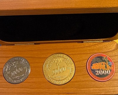 1999 RIVIERA MILLENNIUM $1 $5 TOKEN $5 CASINO CHIP W/ WOODEN CASE LAS VEGAS NV