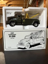 FIRST GEAR U.S. NAVY 1957 INTERNATIONAL R-200 TOW TRUCK 1:34 SCALE DIE CAST