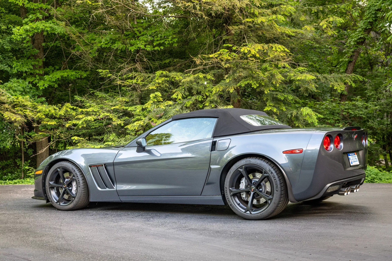2011 Cyber Gray Metallic Chevrolet Corvette   | C6 Corvette Photo 2