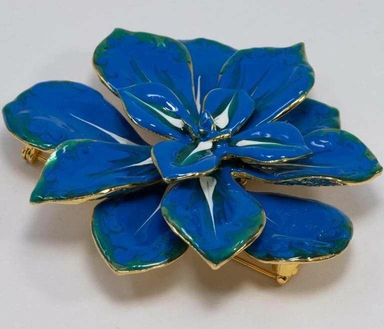 Broche prendedor KJL Kenneth Jay Lane flor floreciente esmalte azul y blanco en dorado Foto 3 de 4