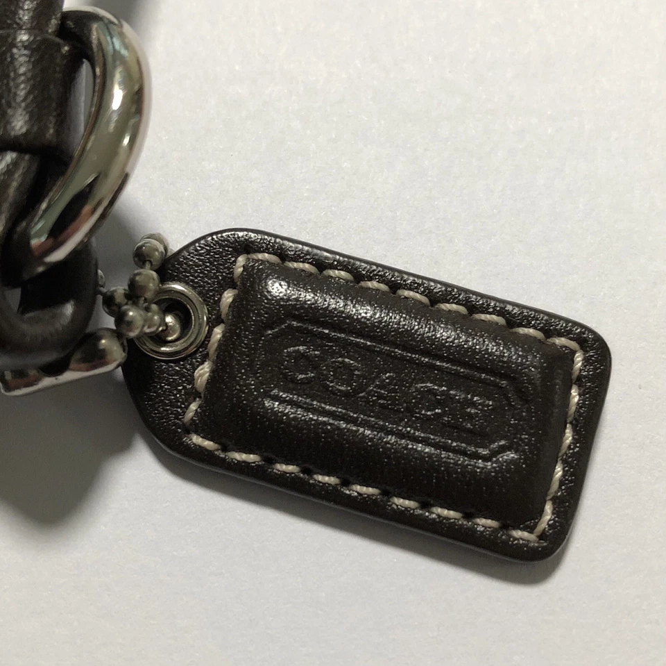 Muñequera Coach de tela marrón exclusiva, dije de bolso, herrajes en tono plateado, cremallera Foto 4 de 4