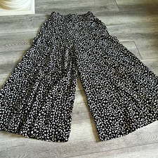 francesca's Women's Black/White Animal Print Cropped Wide-Leg Pants, S