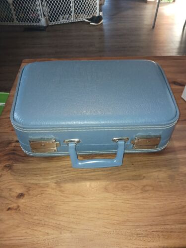 Vintage Train Case,blue, Latched, Used, Carry On, Luggage,suitcase,retro,upcycle - Picture 10 of 11