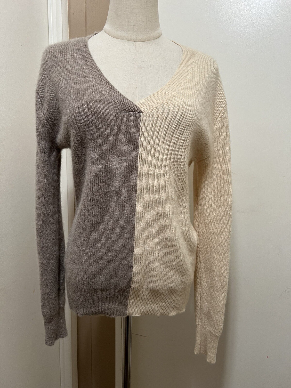 Magaschoni Women’s 100 Cashmere V Neck Colorblock Sweater Size M EBay 30 Inch Coco Planter Liners Cast Iron Wall Mount Pot Rack