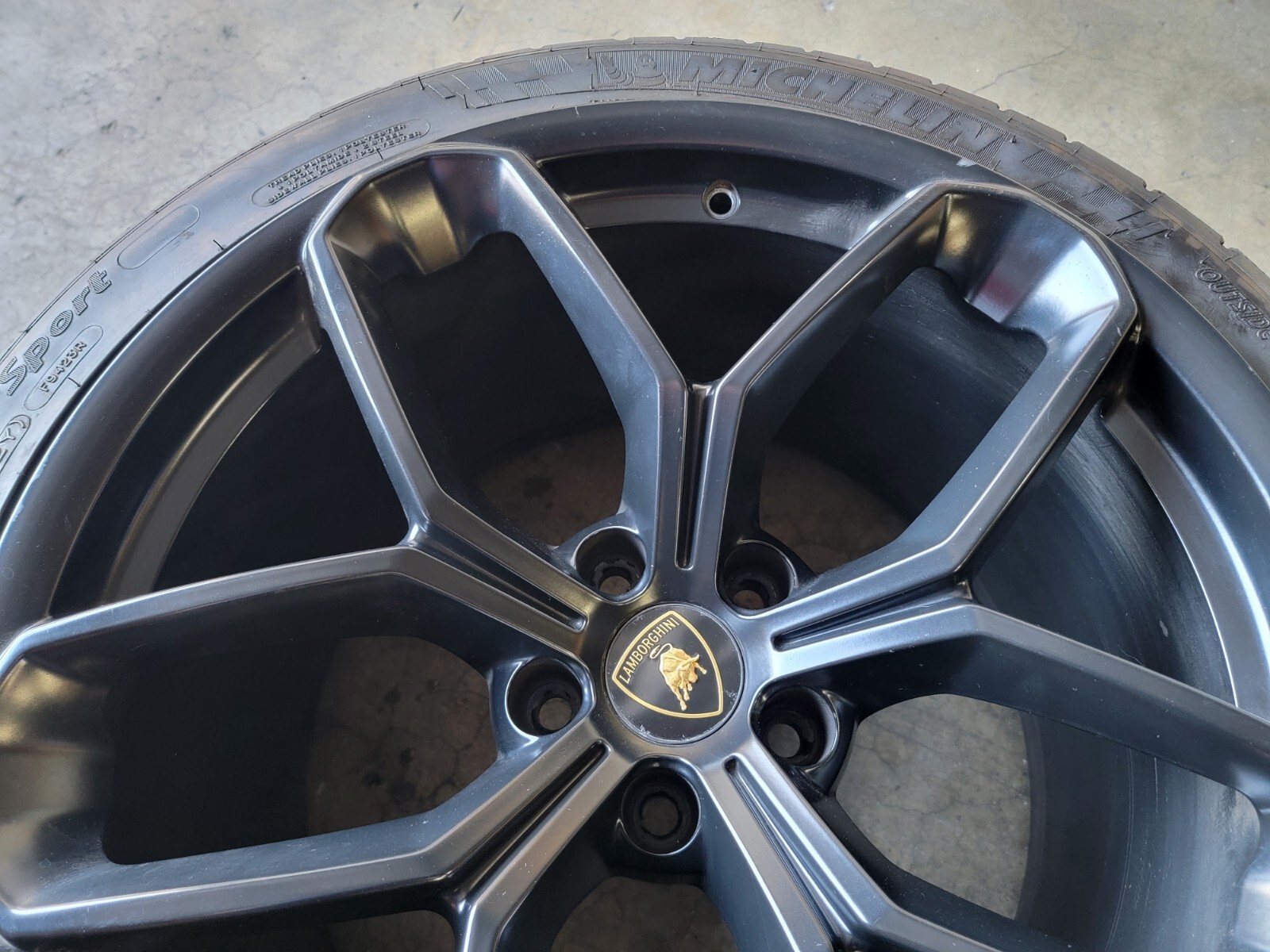 LAMBORGHINI HURACAN LP580 KARI REAR WHEEL RIM WITH TIRE OEM 4T0601017K BLACK