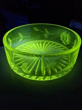 ETCHED CRYSTAL GLASS DISH - JEANETTE GLASS CO. UV Light Reactive