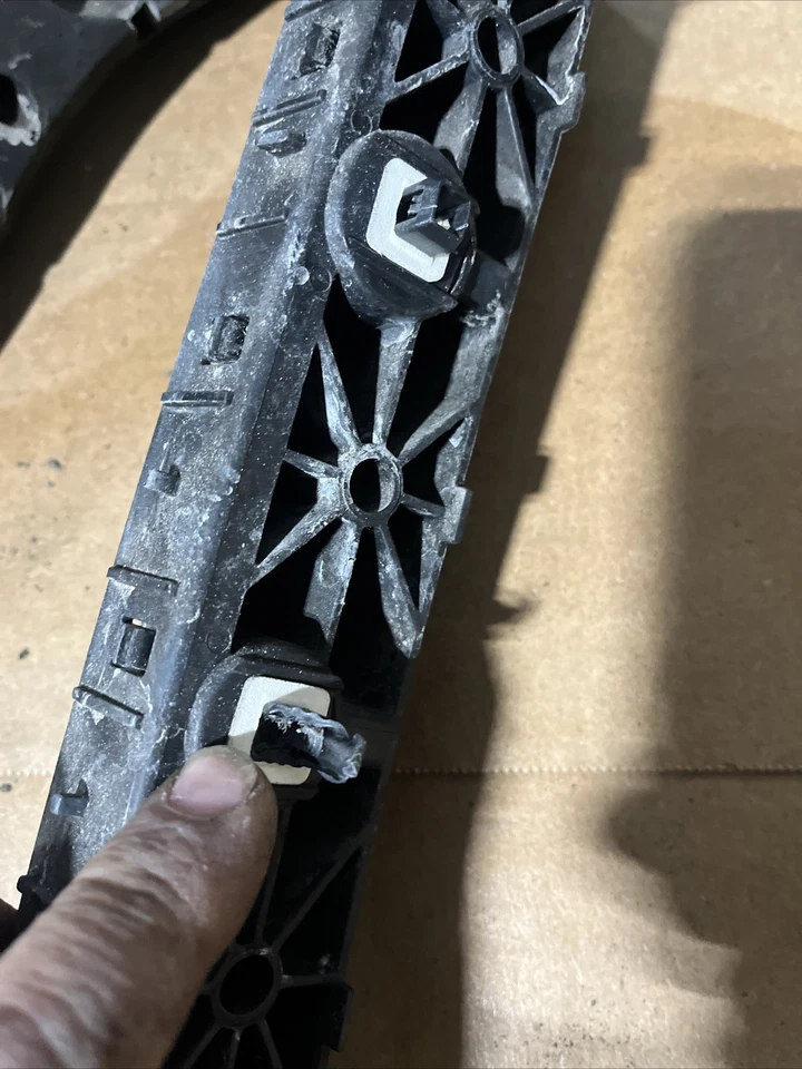 Nissan 370Z 2016 parachoques trasero soporte de retención diestro OEM 2009-2020 Foto 2 de 4