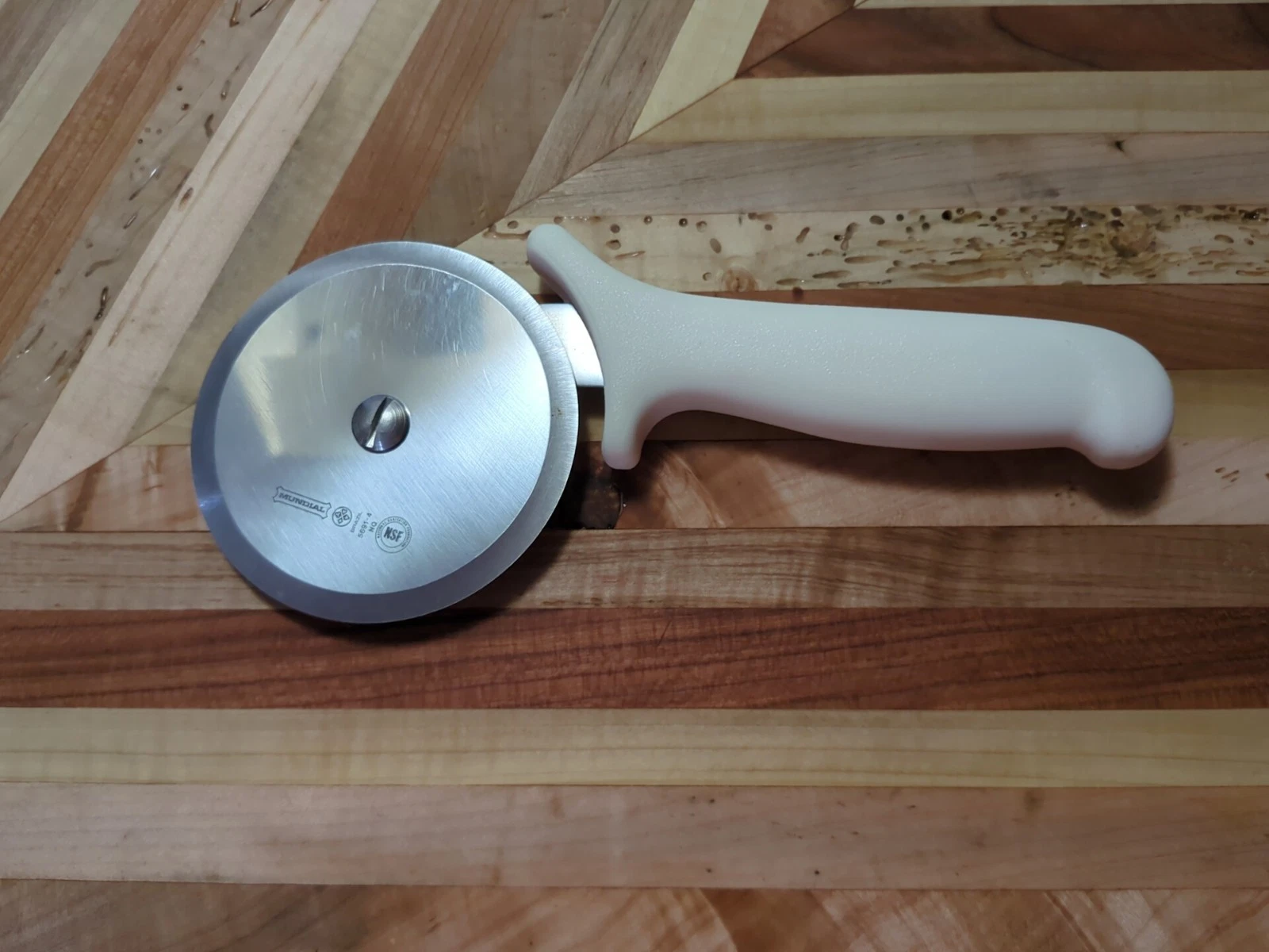Mundial 5691-4 Pizza Cutter White Handle 3-7/8" Blade 9-1/4" Long