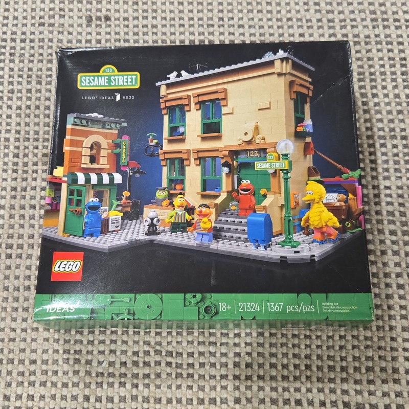 LEGO Ideas 123 Sesame Street 21324 Sealed Box (NOT IN BEST CONDITION)