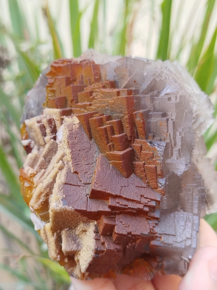 Muestra mineral de cristal de fluorita cúbica natural de 640 g con recubrimiento de óxido de hierro Foto 3 de 4