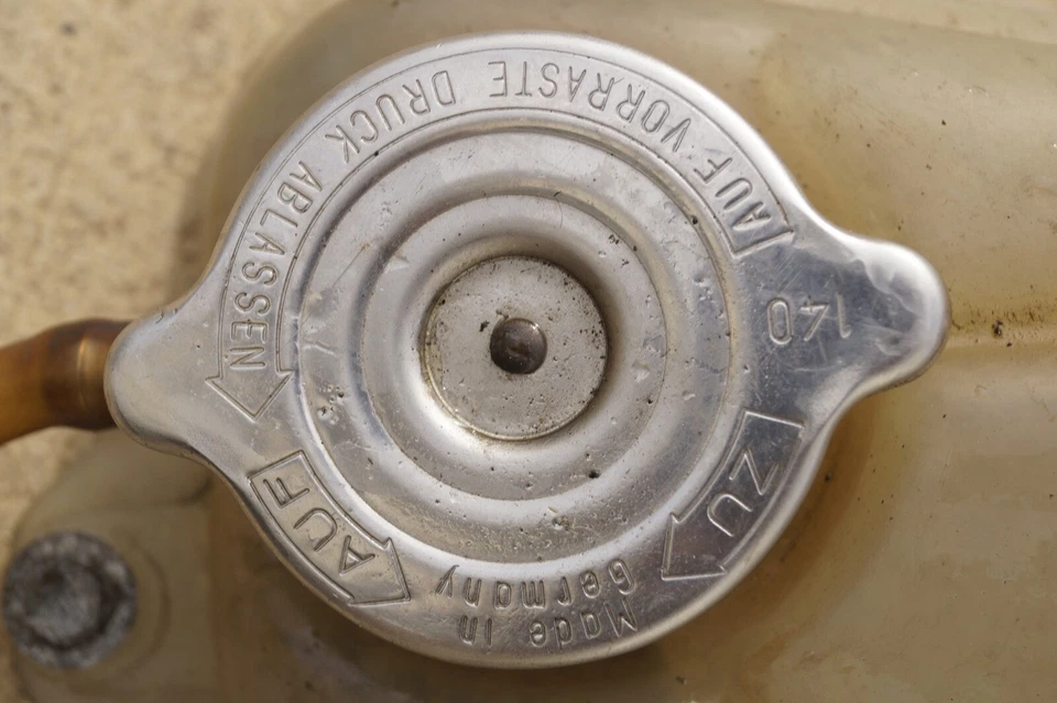 ✅ Depósito de tanque de fluido de expansión de refrigerante radiador Mercedes-Benz W126 1981-91 OEM Foto 3 de 4