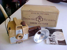 Official Girl Scout Brownie camera with box booklet bx 111