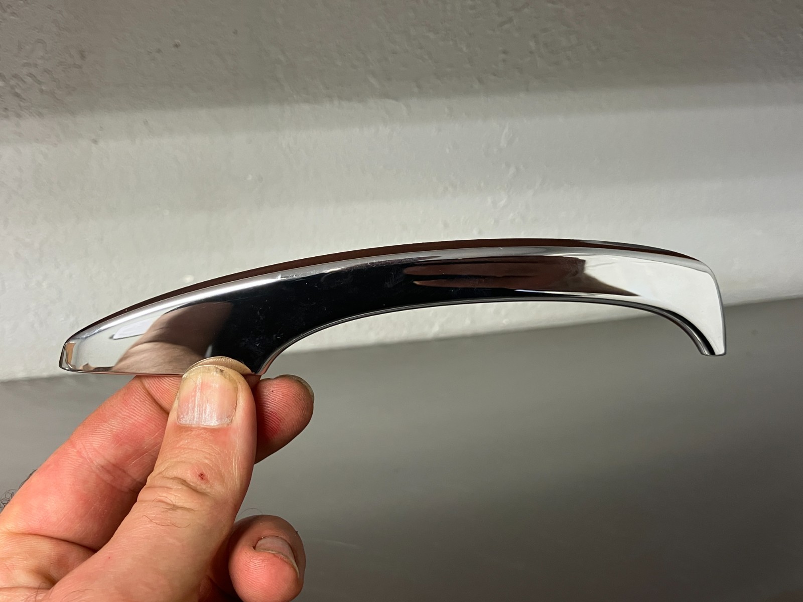 2016-2019 bentley bentayga right passenger side upper chrome door handle molding