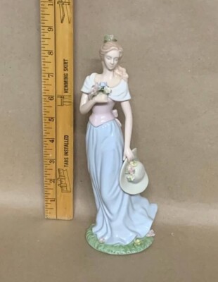 BEAUTIFUL AVON LADY HOLDING FLOWERS 