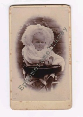Viktorianisches Foto CDV Baby im Hochstuhl draußen Haube Mütze gestempelt JML