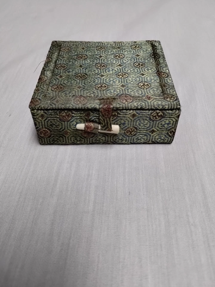 Almohadilla de tinta roja china y sello de piedra M.K.B. Tallado en piedra con estuche vintage Foto 2 de 4