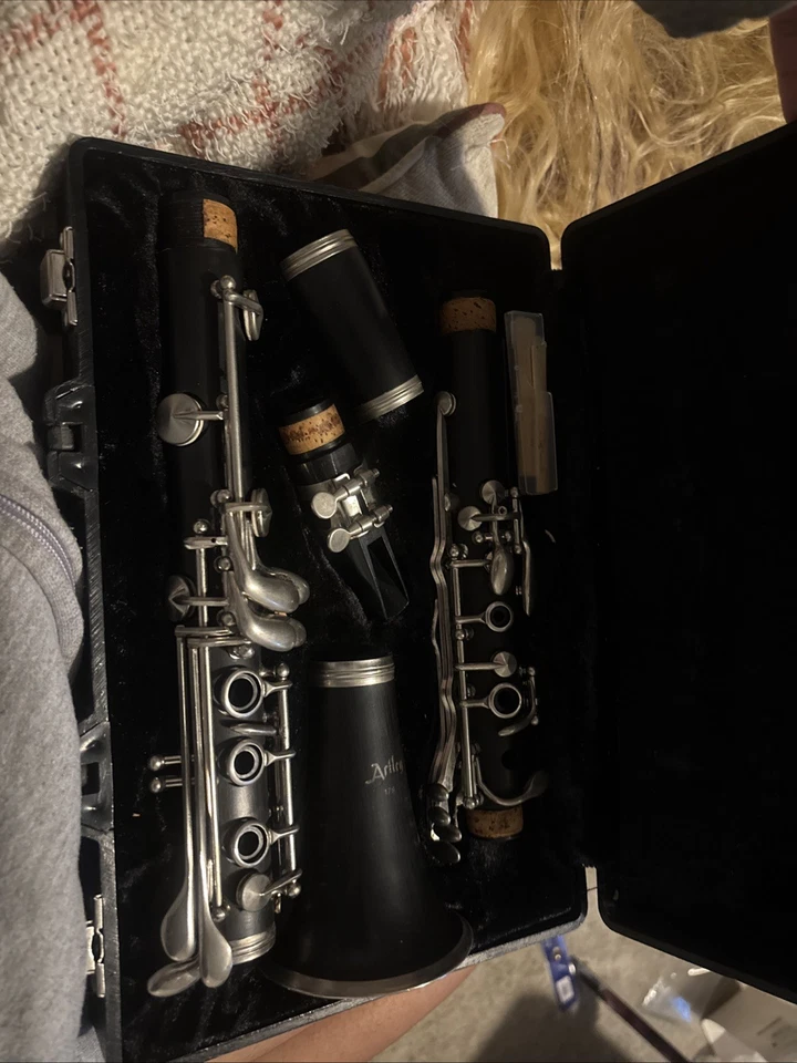 Clarinete Solista Selmer com Estojo Rígido e Um Pacote de Leituras Apenas para Peças - Imagem 2 de 4