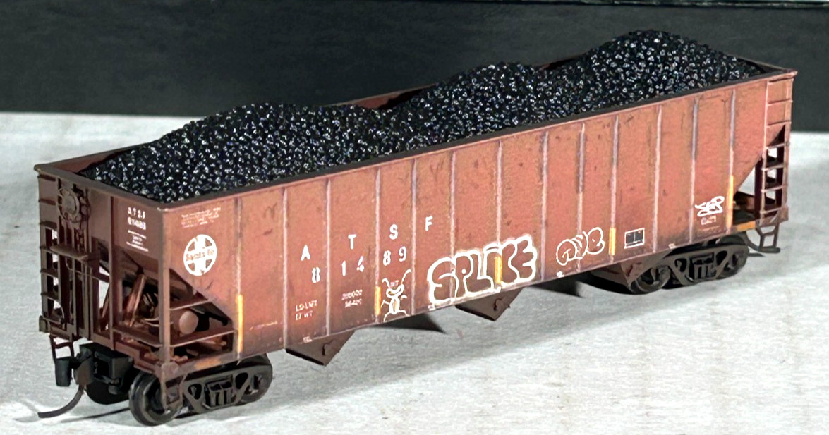 MICRO-TRAINS 3-PK WEATHERED W/GRAFITI 100 T 3-BAY HOPPER W/ LOAD AT&SF 98305062