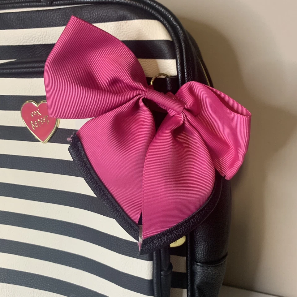 Mochila Betsey Johnson Negro Blanco Rayas Rosa Lazo Deletrear Cuero Sintético Foto 4 de 4