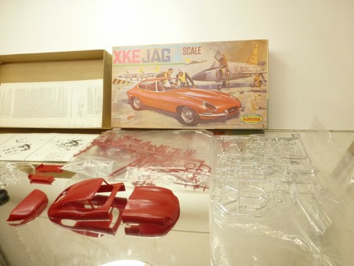 AURORA NEDERLAND 566 JAGUAR XKE - PLASTIC RED 1:25 - UNBUILT KIT IN BOX - Picture 2 of 9