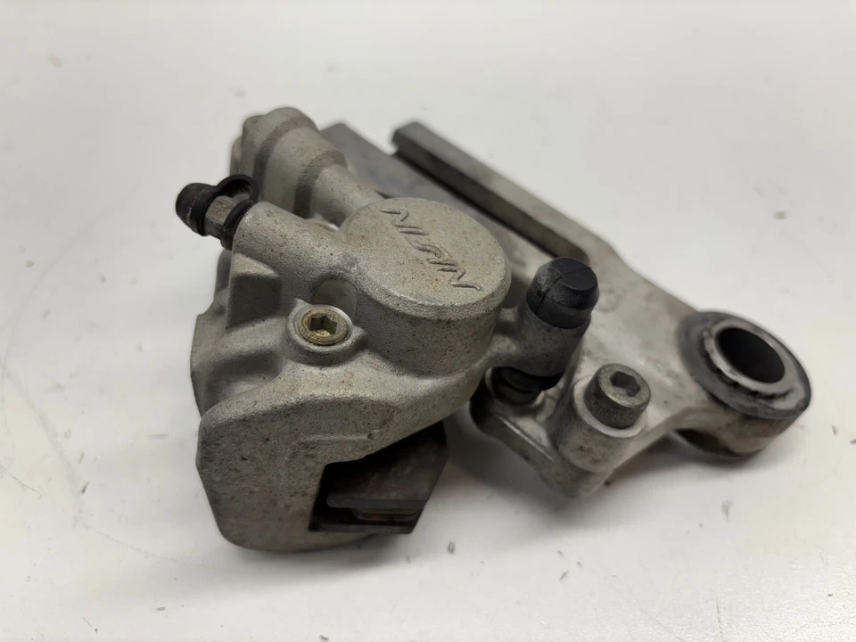 Yamaha YZ250 YZ125 1991 1992 OEM Nissin pinza de freno trasera montaje pastillas Foto 4 de 4