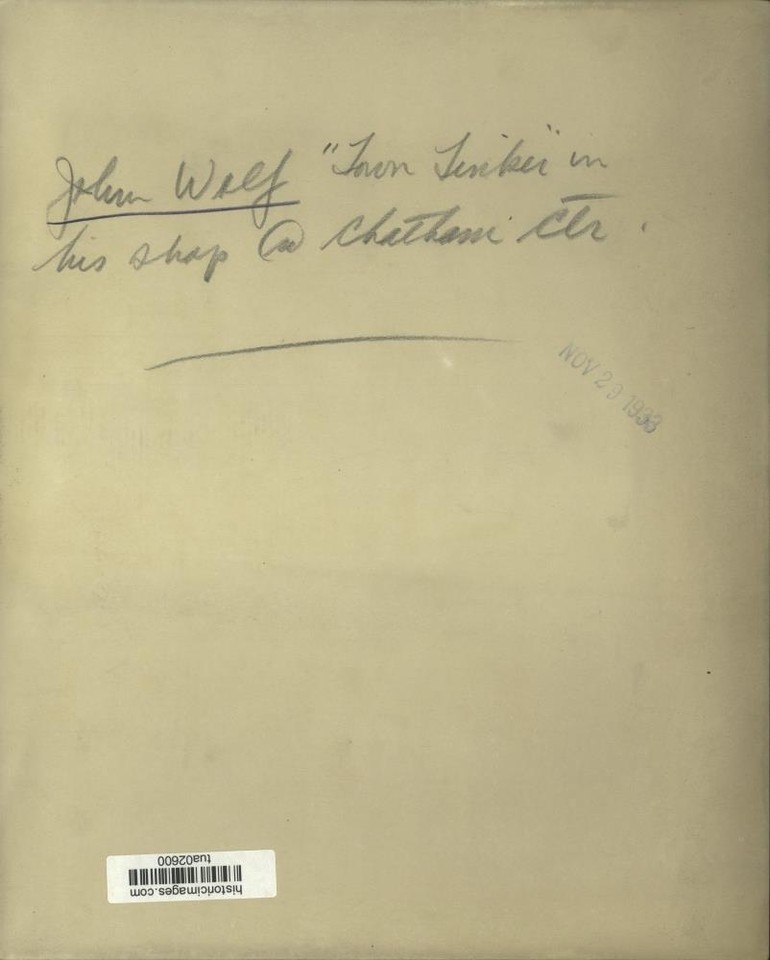 1933 Press Photo John Wolf in his "Town Tinker" shop in Chatham Center