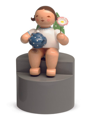 Wendt & Kühn 'Engel mit Kanne und Blume, auf Podest braunes Haar - 8cm'