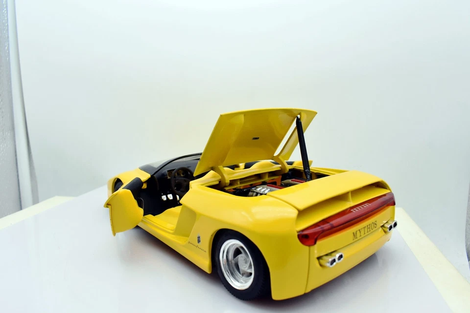 Modellino auto scala 1:18 mythos revell modellismo statico da collezione asta - Immagine 4 di 4