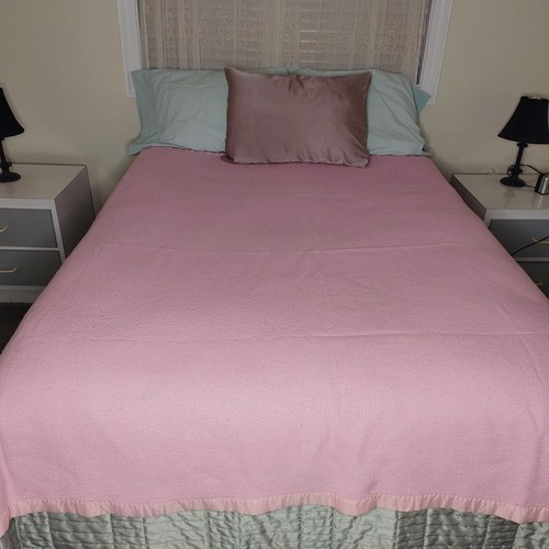 Vintage Decke rosa mit Satinrand 74 x 70 Zoll Polyester Twin/Full Size - Bild 2 von 8