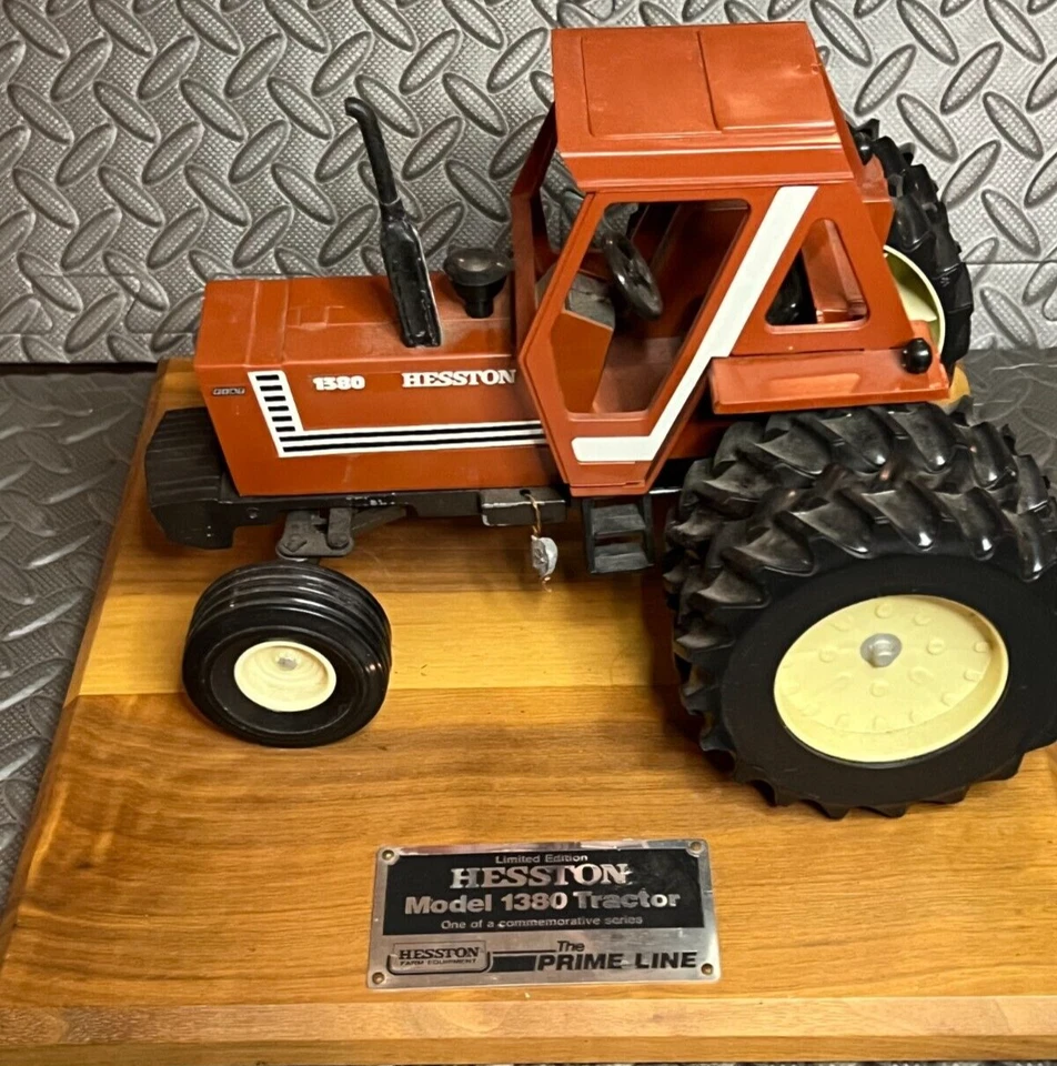 Tractor modelo conmemorativo Hesston Fiat modelo 1380, con llavero y sombrero Foto 2 de 4