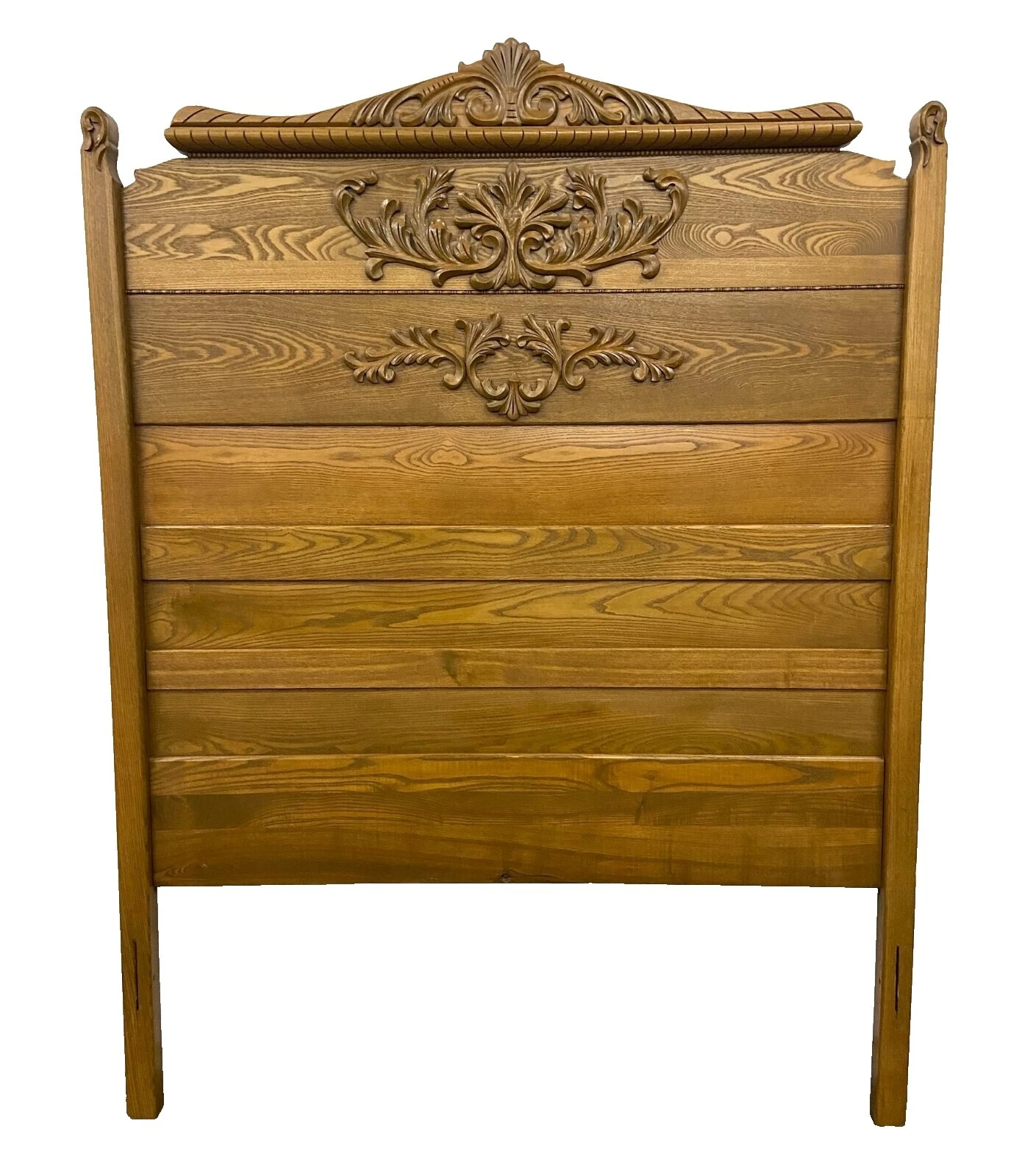 Коричневые кровати и изголовья из дуба