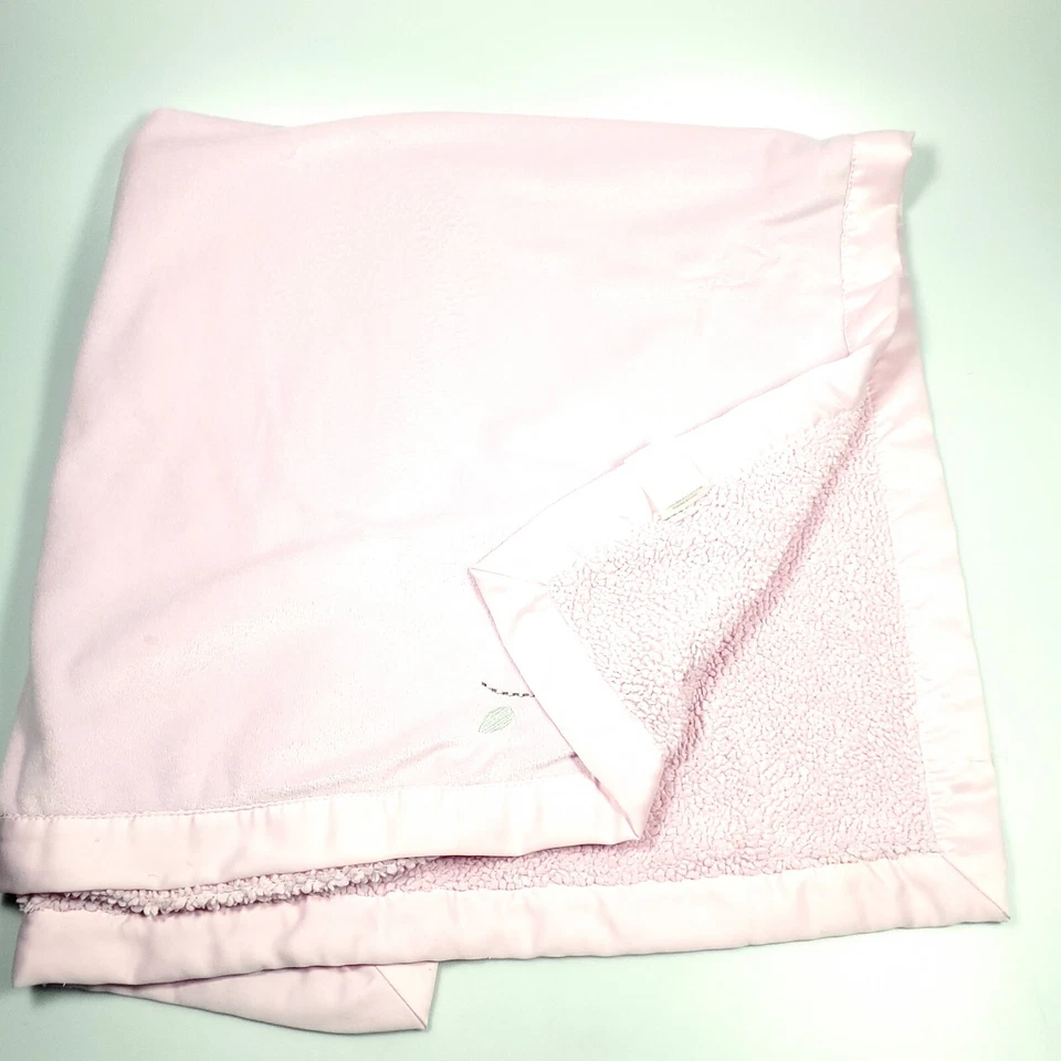 Manta Koala Bebé Rosa Sherpa Satinado Bordada Pájaros Reversible Foto 3 de 4