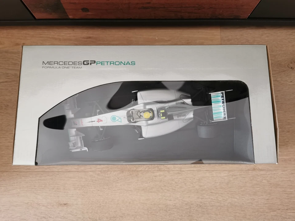 Mercedes GP Petronas WO1 - 2010 Nico Rosberg 1:18 F1 Modell Minichamps Showcar - Bild 2 von 3