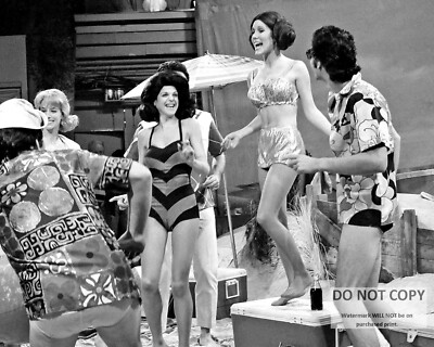 CARRIE FISHER & GILDA RADNER IN ''SATURDAY NIGHT LIVE'' SKIT - 8X10 PHOTO (MW-709)