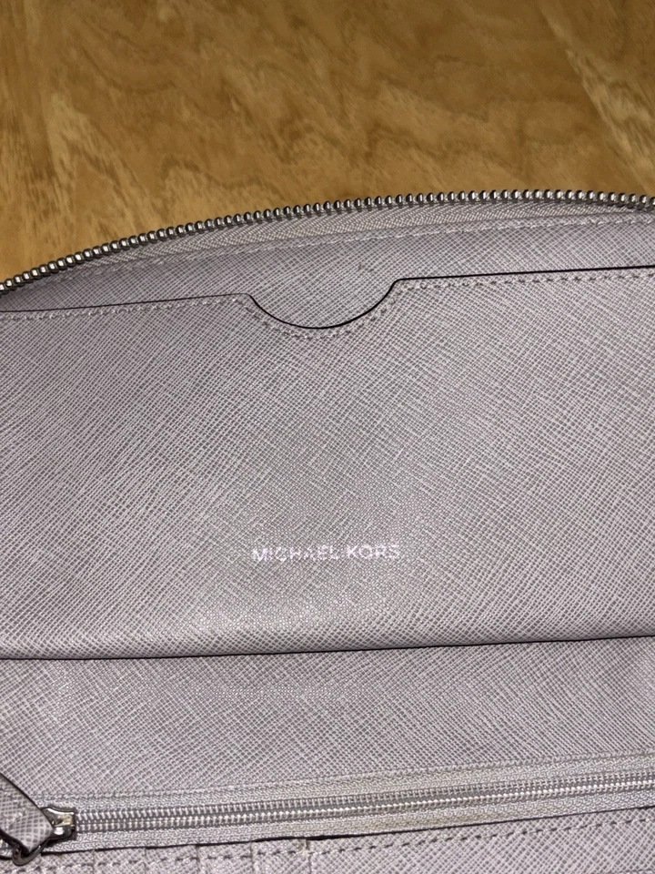 Cartera perforada continental de viaje Jet Set gris cuero saffiano Michael Kors Foto 4 de 4