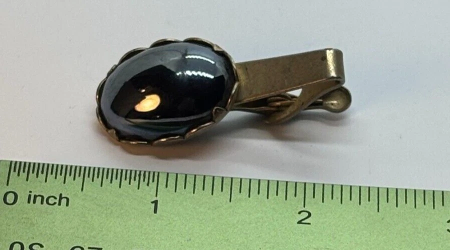 Barra de corbata vintage tono latón dorado hematita única en ajuste festoneado Foto 4 de 4