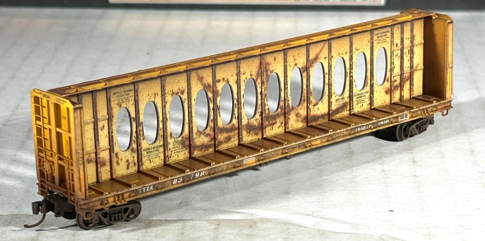 MICRO-TRAINS 3-PK WEATHERED 60' CENTERBEAM FLAT CAR W/OPERA WINDOWS TTX 98305056 - Image 4 of 4