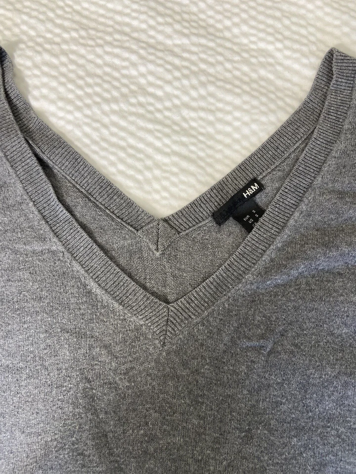 Suéter feminino H&M cinza gola V larga manga curta malha apertada tamanho pequeno - Imagem 2 de 4