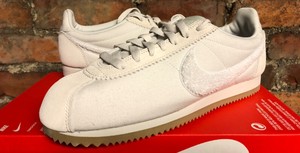 nike cortez color hueso