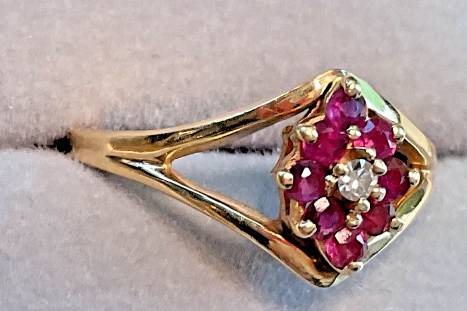 Кластерное кольцо из желтого золота 14 карат с рубином и бриллиантами размер 7,5 с разделенным хвостовиком - Изображение 3 из 4