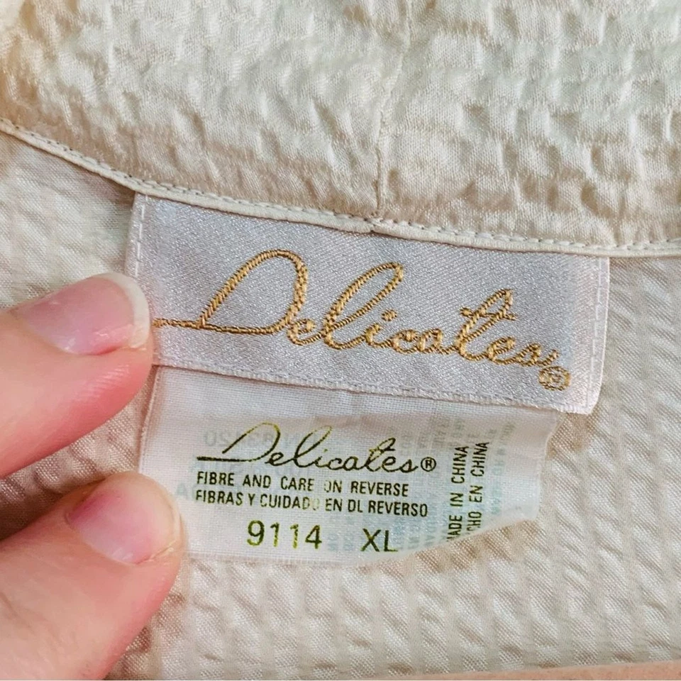 Delicado vestido de noche lencería vintage de seda con textura crema para mujer Foto 2 de 4