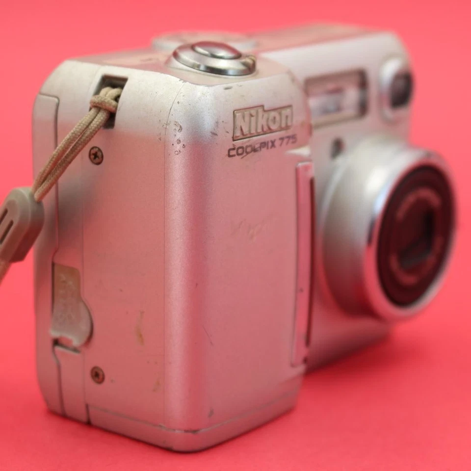 Lente NIKKOR ZOOM PLATEADA PROBADA PARA CÁMARA DIGITAL COMPACTA Nikon COOLPIX 775 Foto 4 de 4