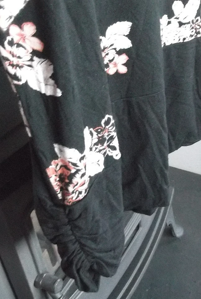 Stretchy Top, Size 20/22, Black/Floral , Short Kimono Sleeves, Ruching to Sides - Image 2 of 4