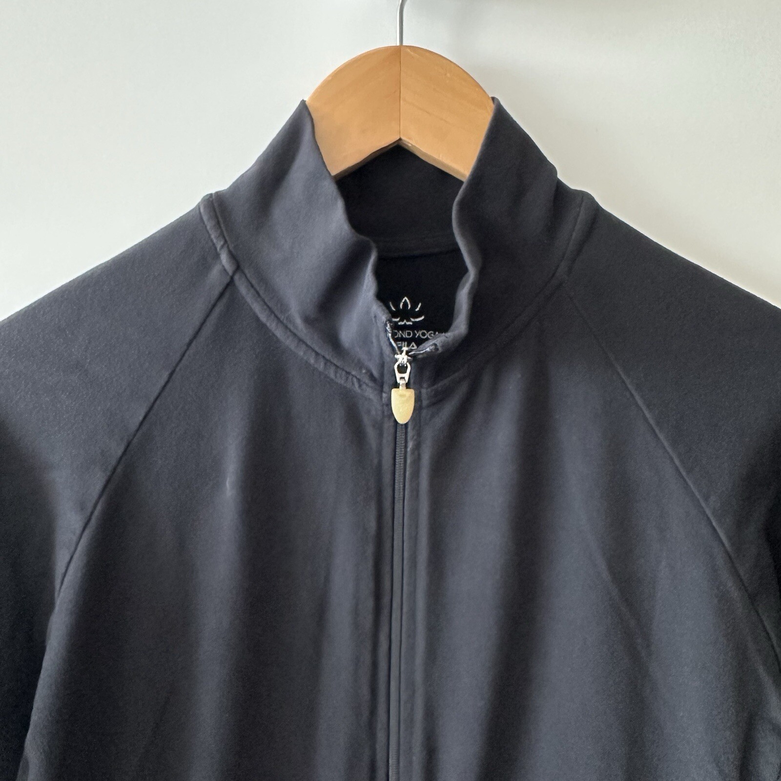 Giacca donna Beyond Yoga x Fila Collab nera con zip taglia large